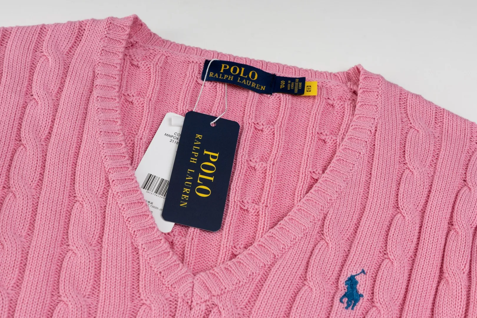 P210 #R90 RALPH LAUREN Thirteen colors of Ralph Lauren classic small label embroidery V-neck pullover cable cardigan sweater women's top, high-density LOGO embroidery on the chest, original customization of tag accessories. Made of pure cotton yarn, pure cotton is skin-friendly and comfortable, small label war horse embroidered twist button V-neck sweater🐎High quality, follow the blogger to learn how to wear it! Let’s buy a Ralph Lauren cable sweater. It’s a super hard-to-find series after it became popular. It’s hard to find one on the official website. It’s simple and practical to wear, with a lazy and loose feel. The thickened fabric has more texture, feels soft and delicate, and has a loose fit. Whether worn alone or layered, you can wear different styles of fashion with just one piece!   Size： Sleeve length: 60/61/62/63